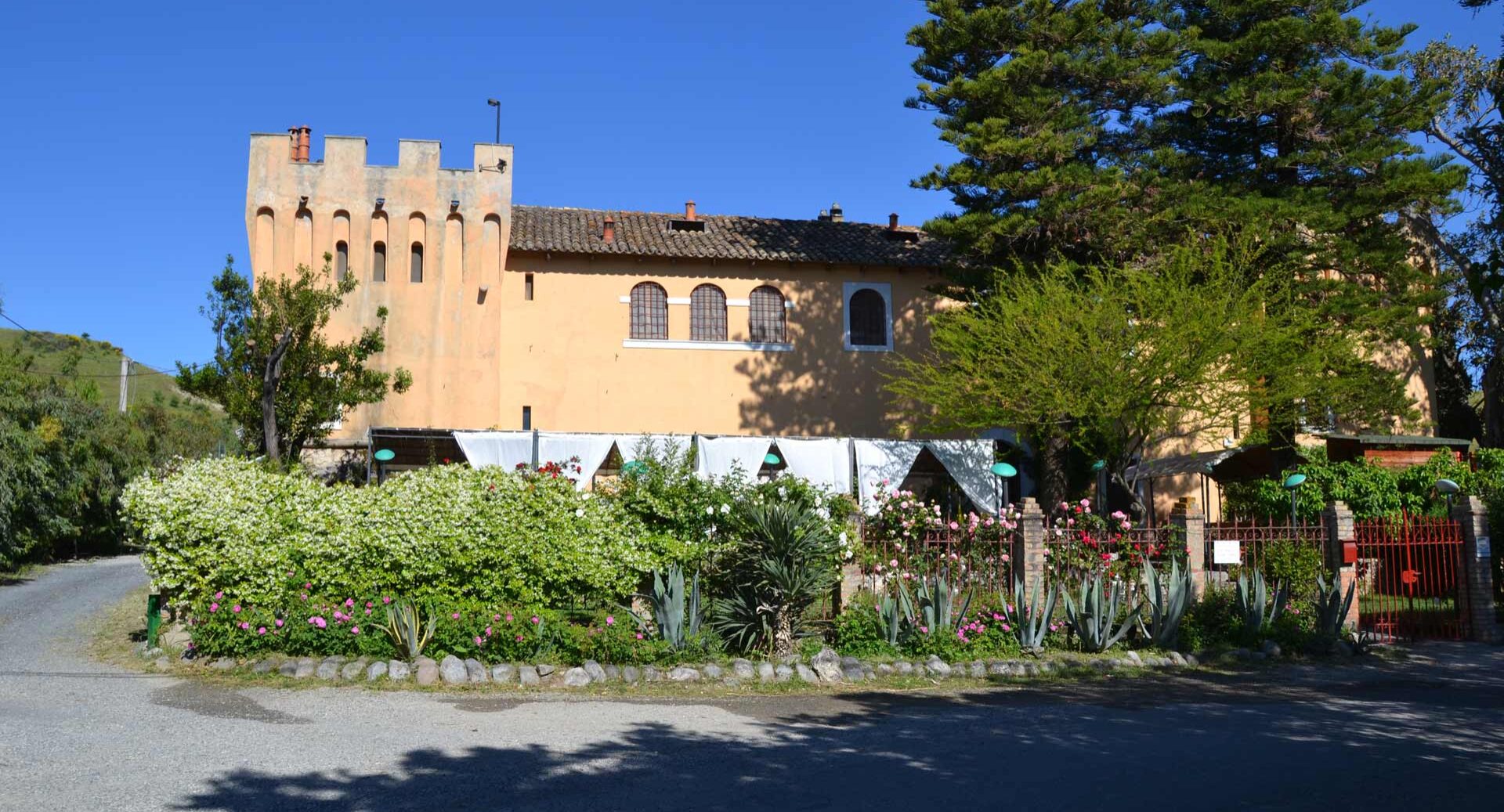Locanda della Cucullera e Ristorante Villa Fortificata la Cucullera aperto a cena tutte le sere foto 1